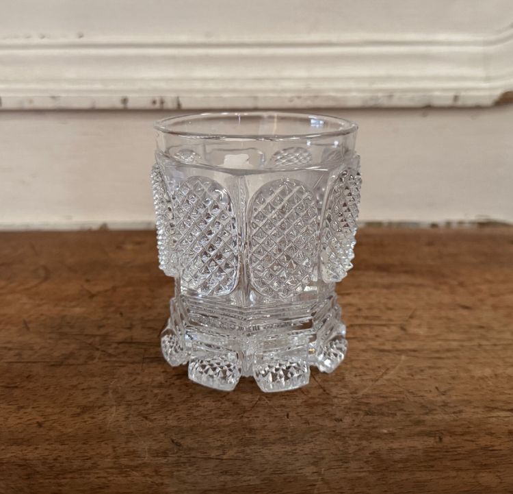 Verre en cristal taillé avec inclusion XIXe représentant la Vierge