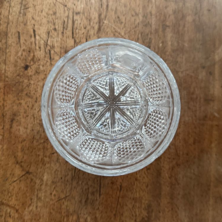 Verre en cristal taillé avec inclusion XIXe représentant la Vierge