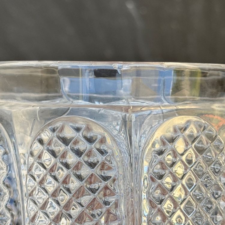 Verre en cristal taillé avec inclusion XIXe représentant la Vierge