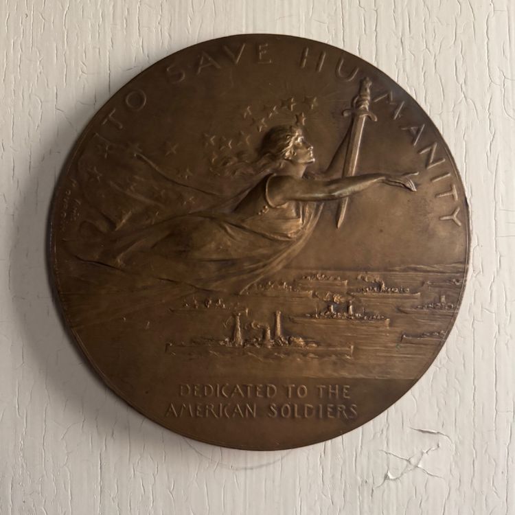 Matrice pour médaille en métal par Anie Mouroux To Save Humanity