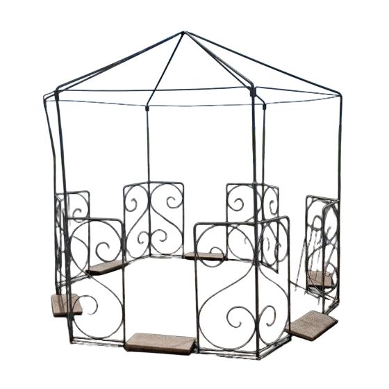 Alte Gartenlaube aus bemaltem Metall in sechseckiger Form