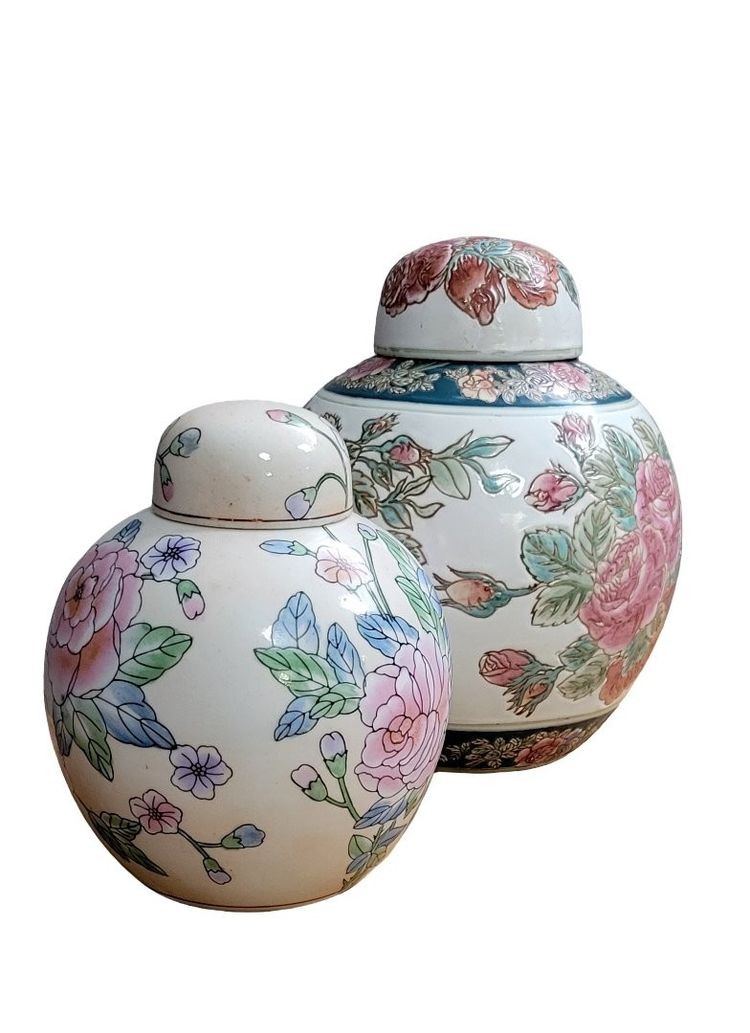 Deux pots couverts en porcelaine chinoise 