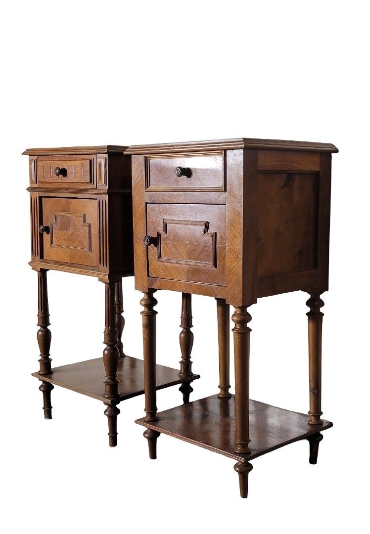 fausse paires de chevets de style Louis XVI en noyer