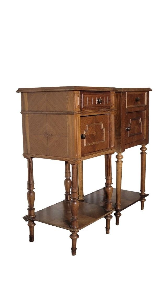 fausse paires de chevets de style Louis XVI en noyer