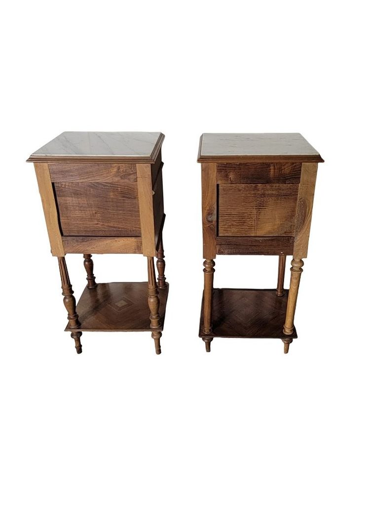fausse paires de chevets de style Louis XVI en noyer