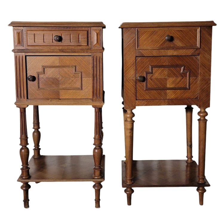 fausse paires de chevets de style Louis XVI en noyer