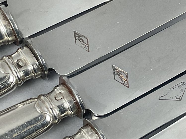 12 Käsemesser mit Silbergriff, Klingen aus rostfreiem Stahl
