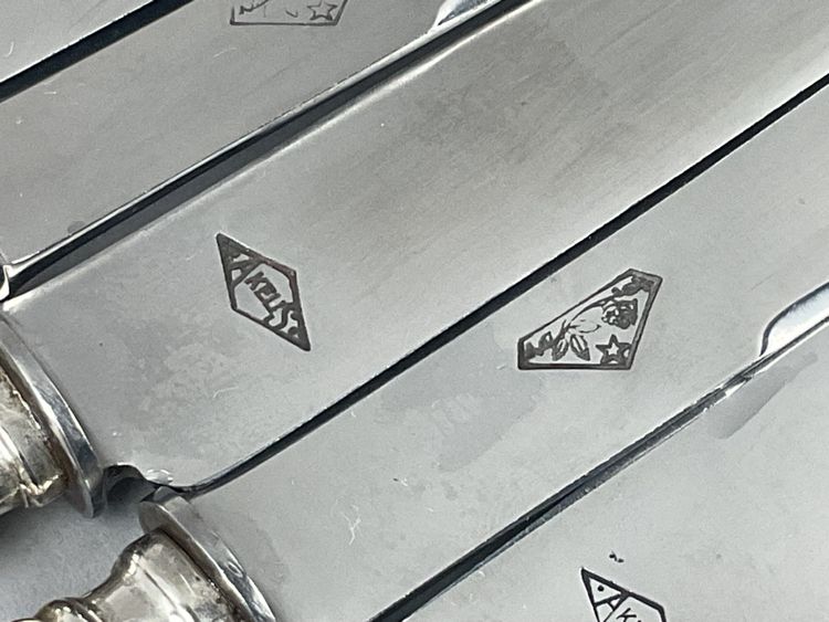 12 Käsemesser mit Silbergriff, Klingen aus rostfreiem Stahl