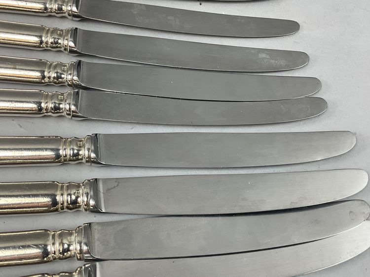 12 couteaux de table modèle baguette en métal argenté 