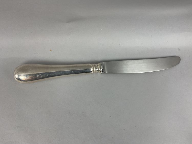12 couteaux de table modèle baguette en métal argenté 