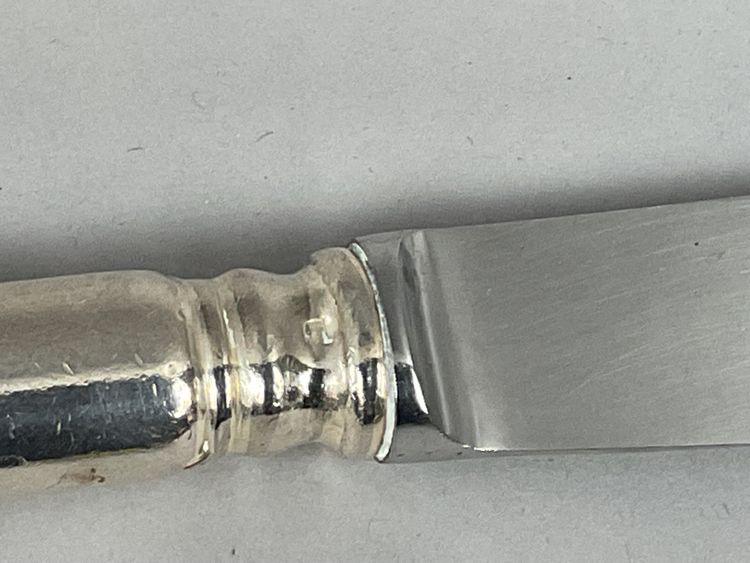 12 couteaux de table modèle baguette en métal argenté 