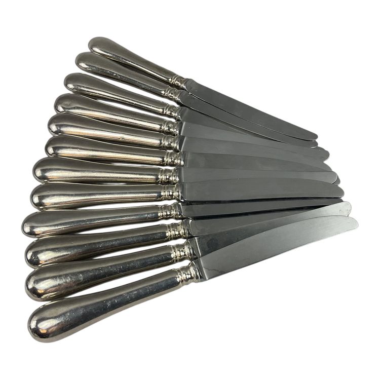 12 couteaux de table modèle baguette en métal argenté 