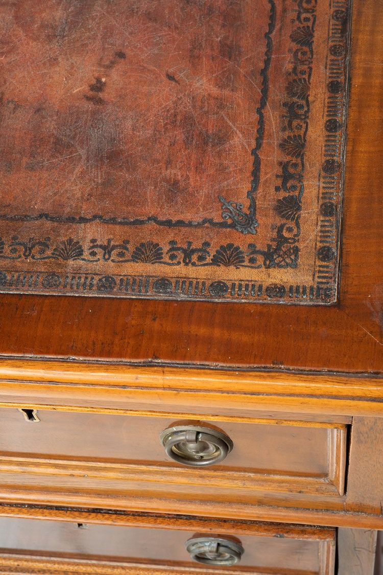 Antica scrivania inglese in mogano con nove cassetti. Inghilterra, XIX secolo.