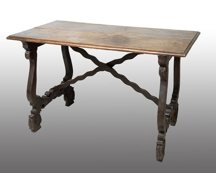 Table de réfectoire ancienne en noyer massif. Naples, début du XVIIIe siècle.