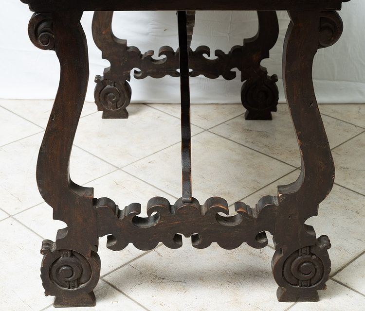 Table de réfectoire ancienne en noyer massif. Naples, début du XVIIIe siècle.