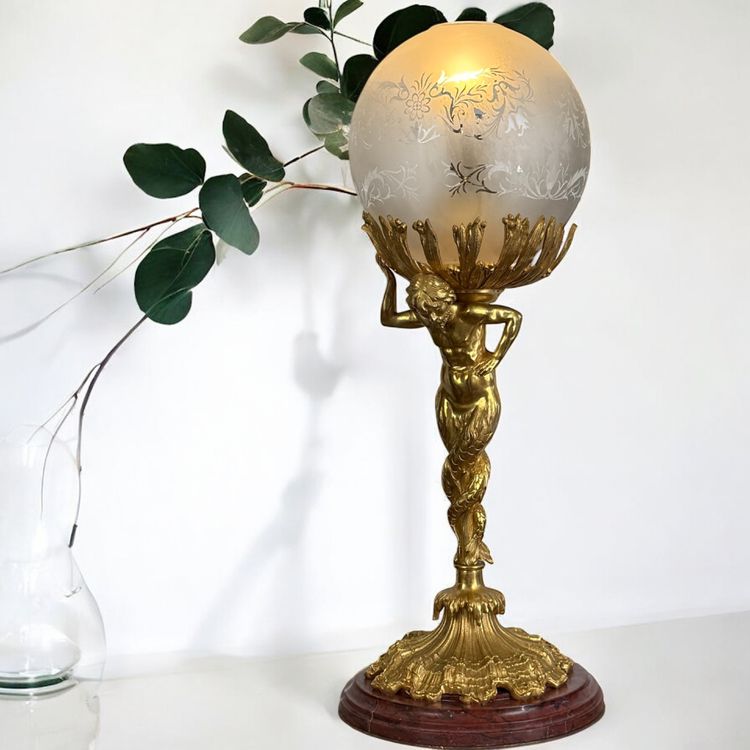 LAMPADA DEL XIX SECOLO IN BRONZO DORATO CHE RAPPRESENTA UN TRITONE CON BASE IN MARMO A DOPPIA CODA