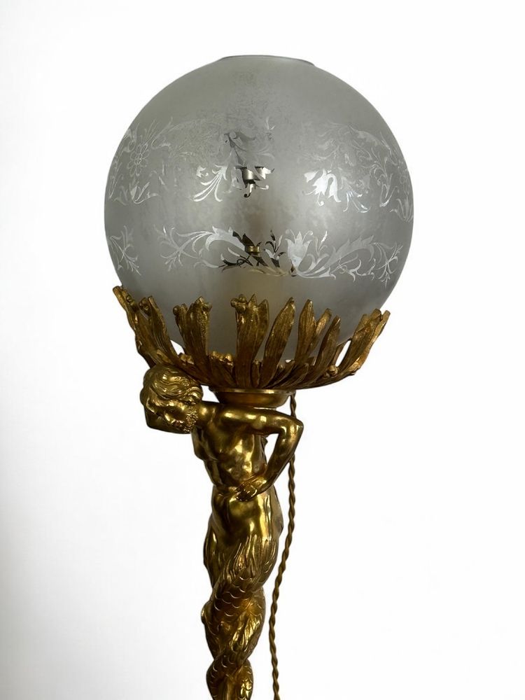 LAMPADA DEL XIX SECOLO IN BRONZO DORATO CHE RAPPRESENTA UN TRITONE CON BASE IN MARMO A DOPPIA CODA