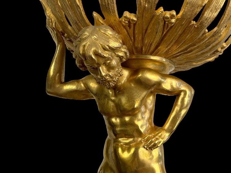 LAMPADA DEL XIX SECOLO IN BRONZO DORATO CHE RAPPRESENTA UN TRITONE CON BASE IN MARMO A DOPPIA CODA