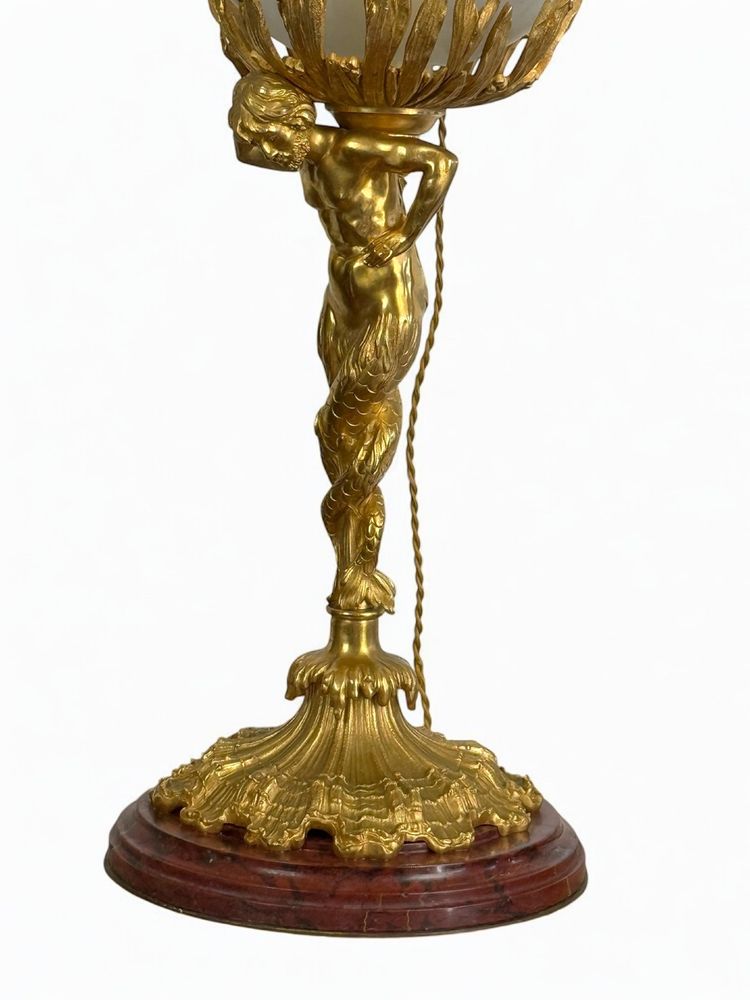 LAMPADA DEL XIX SECOLO IN BRONZO DORATO CHE RAPPRESENTA UN TRITONE CON BASE IN MARMO A DOPPIA CODA