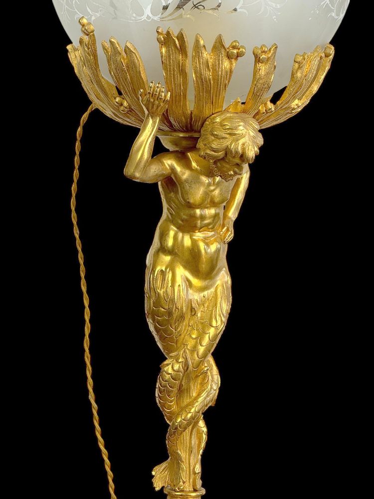 LAMPADA DEL XIX SECOLO IN BRONZO DORATO CHE RAPPRESENTA UN TRITONE CON BASE IN MARMO A DOPPIA CODA