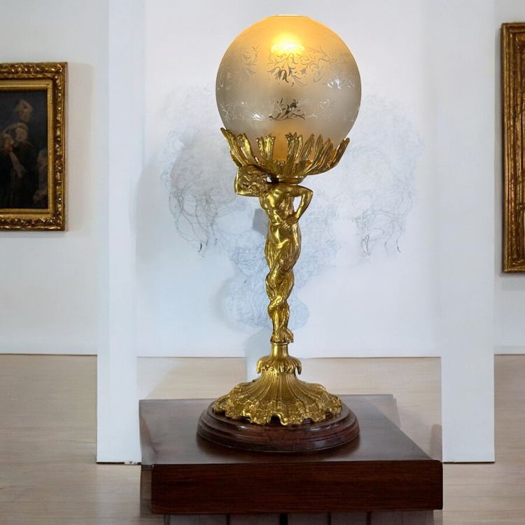 LAMPADA DEL XIX SECOLO IN BRONZO DORATO CHE RAPPRESENTA UN TRITONE CON BASE IN MARMO A DOPPIA CODA