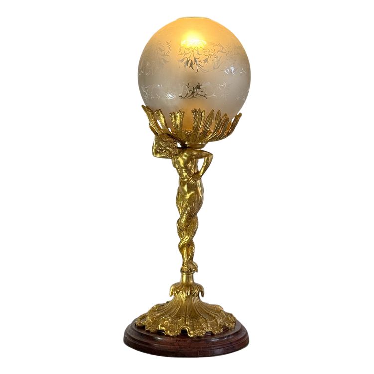 LAMPADA DEL XIX SECOLO IN BRONZO DORATO CHE RAPPRESENTA UN TRITONE CON BASE IN MARMO A DOPPIA CODA