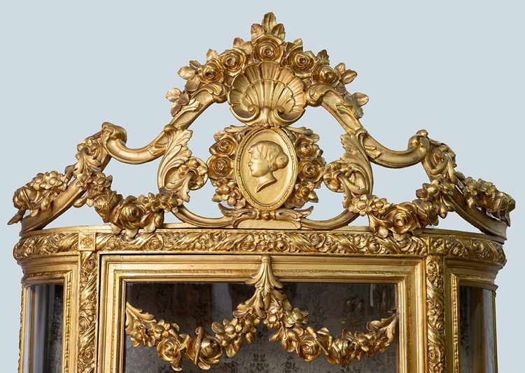 Vitrine ancienne Napoléon III en bois doré et sculpté. XIXe siècle.
