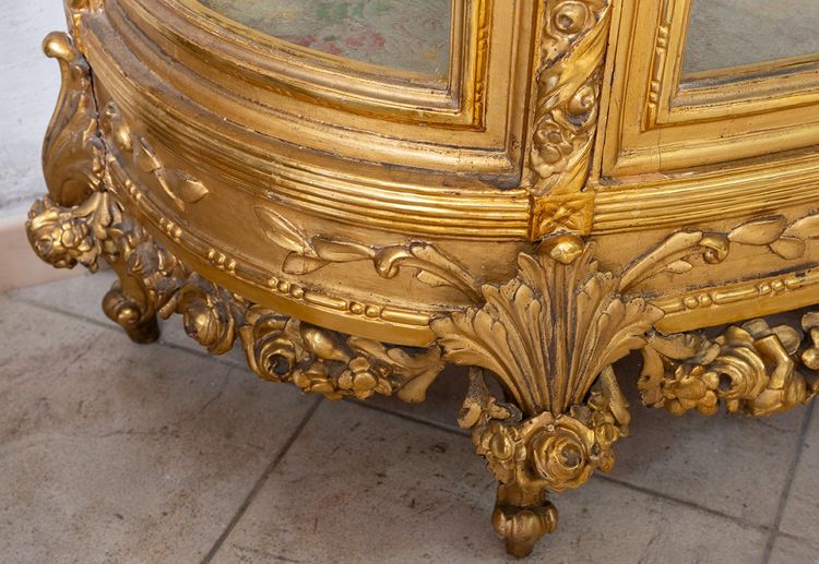 Vitrine ancienne Napoléon III en bois doré et sculpté. XIXe siècle.