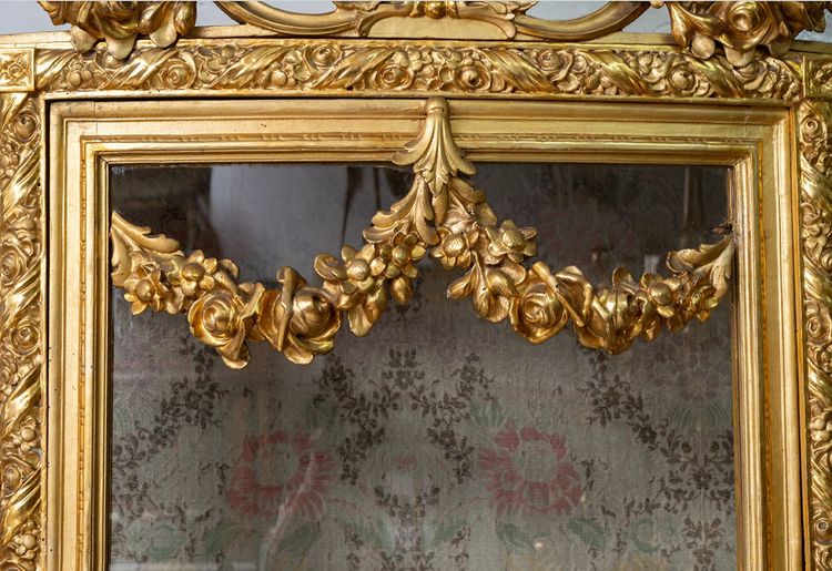 Vitrine ancienne Napoléon III en bois doré et sculpté. XIXe siècle.