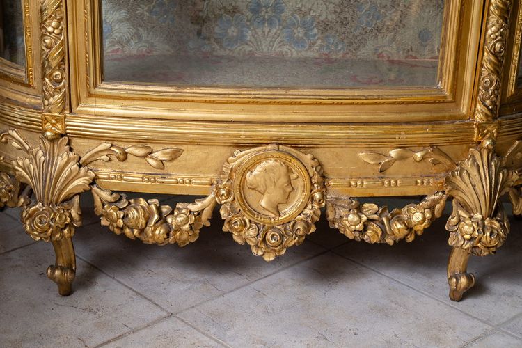 Vitrine ancienne Napoléon III en bois doré et sculpté. XIXe siècle.