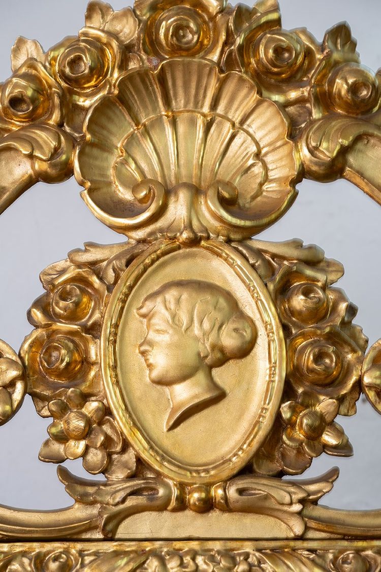 Vitrine ancienne Napoléon III en bois doré et sculpté. XIXe siècle.
