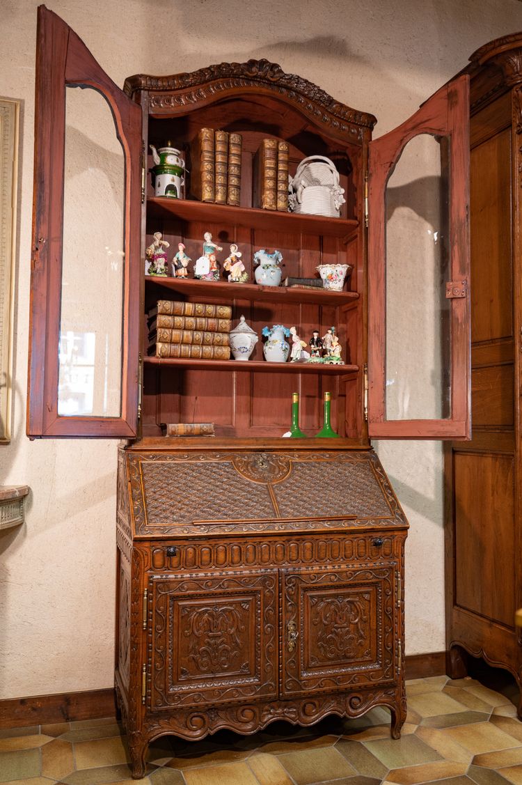 Cassettone scribano in noce di Nantes del XVIII secolo