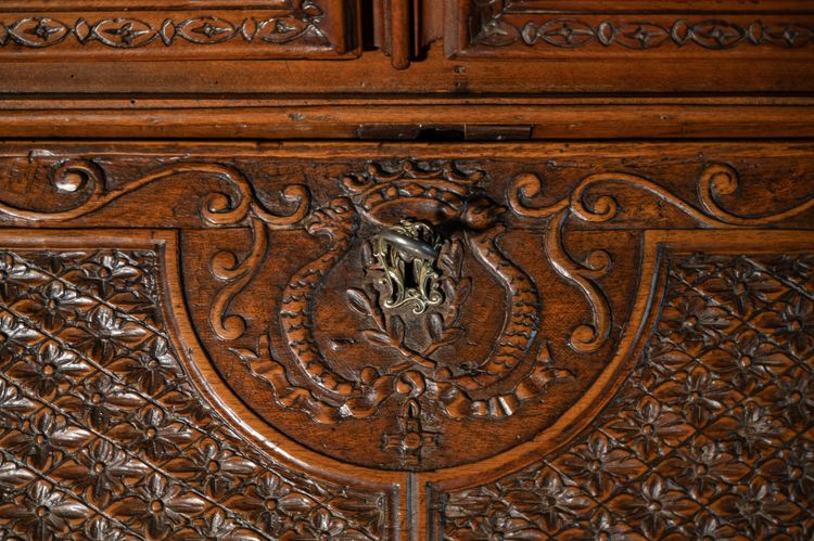 Cassettone scribano in noce di Nantes del XVIII secolo