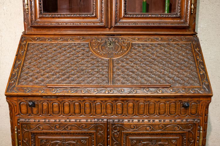 Cassettone scribano in noce di Nantes del XVIII secolo
