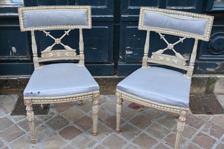 Coppia di eleganti sedie timbrate in stile Luigi XVI