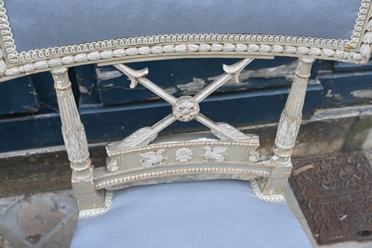 Coppia di eleganti sedie timbrate in stile Luigi XVI