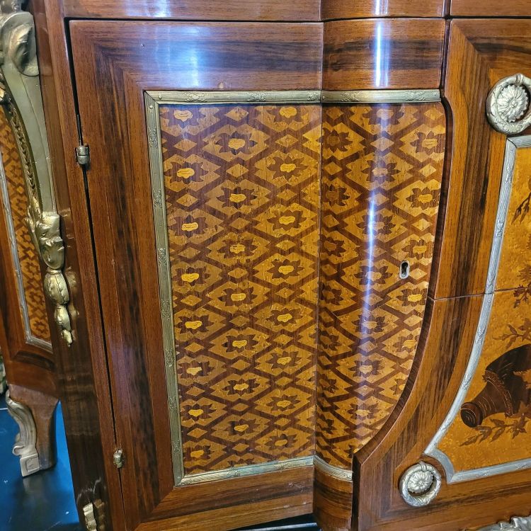 Grosse commode en marqueterie et bronze, Napoléon III, début XXème siècle