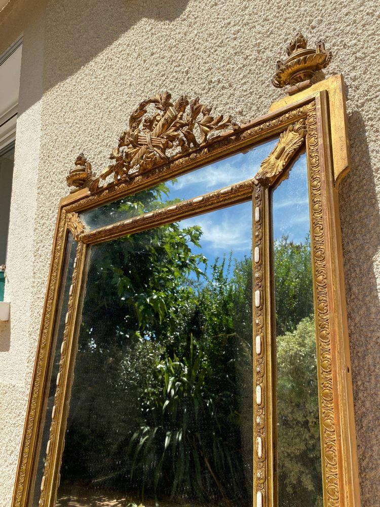 Grande specchio a frontone in legno dorato con perle di vetro, stile Luigi XVI, XIXᵉ secolo - 90x150 cm