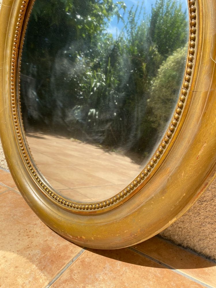 Miroir ovale à fronton fleuri en bois doré sculpté, époque Napoléon III – XIXᵉ siècle - 65x96 cm
