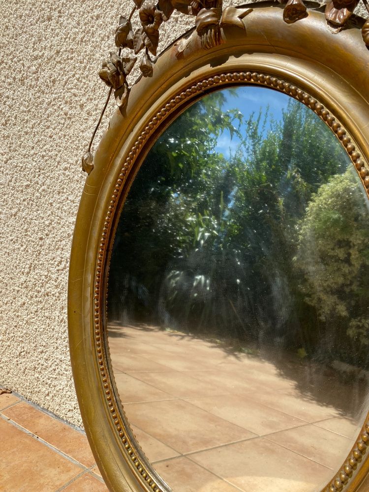 Miroir ovale à fronton fleuri en bois doré sculpté, époque Napoléon III – XIXᵉ siècle - 65x96 cm