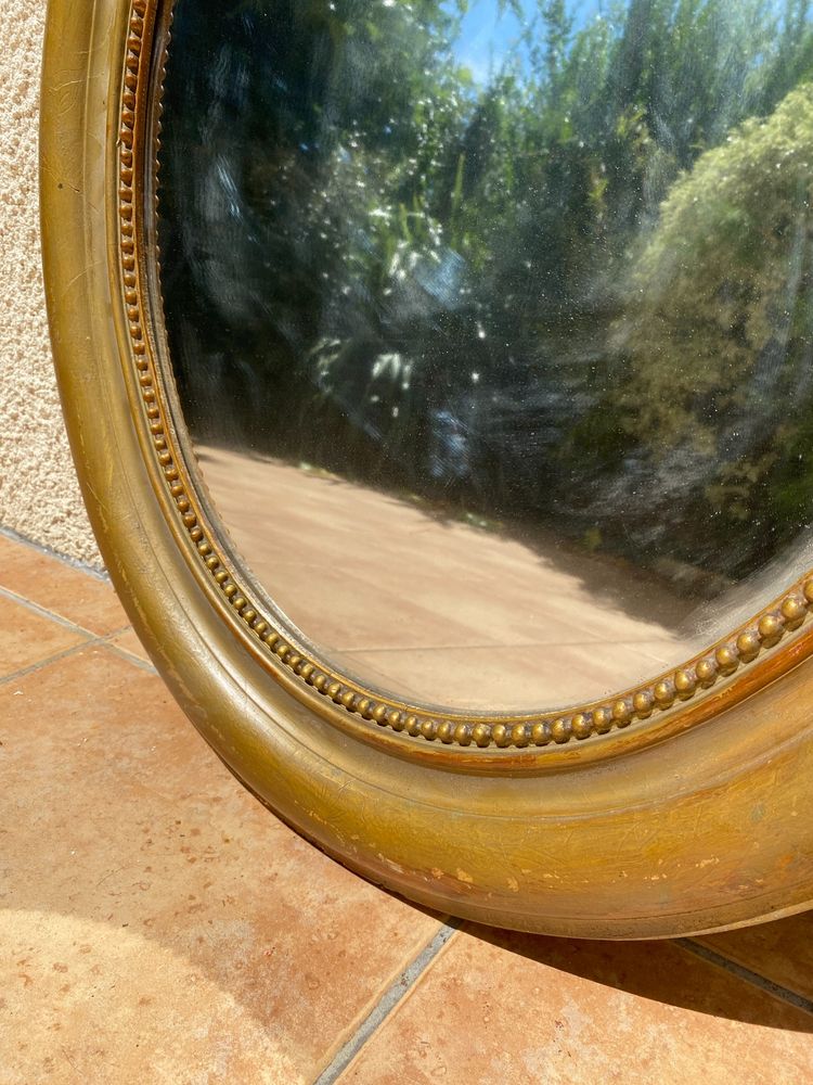 Miroir ovale à fronton fleuri en bois doré sculpté, époque Napoléon III – XIXᵉ siècle - 65x96 cm
