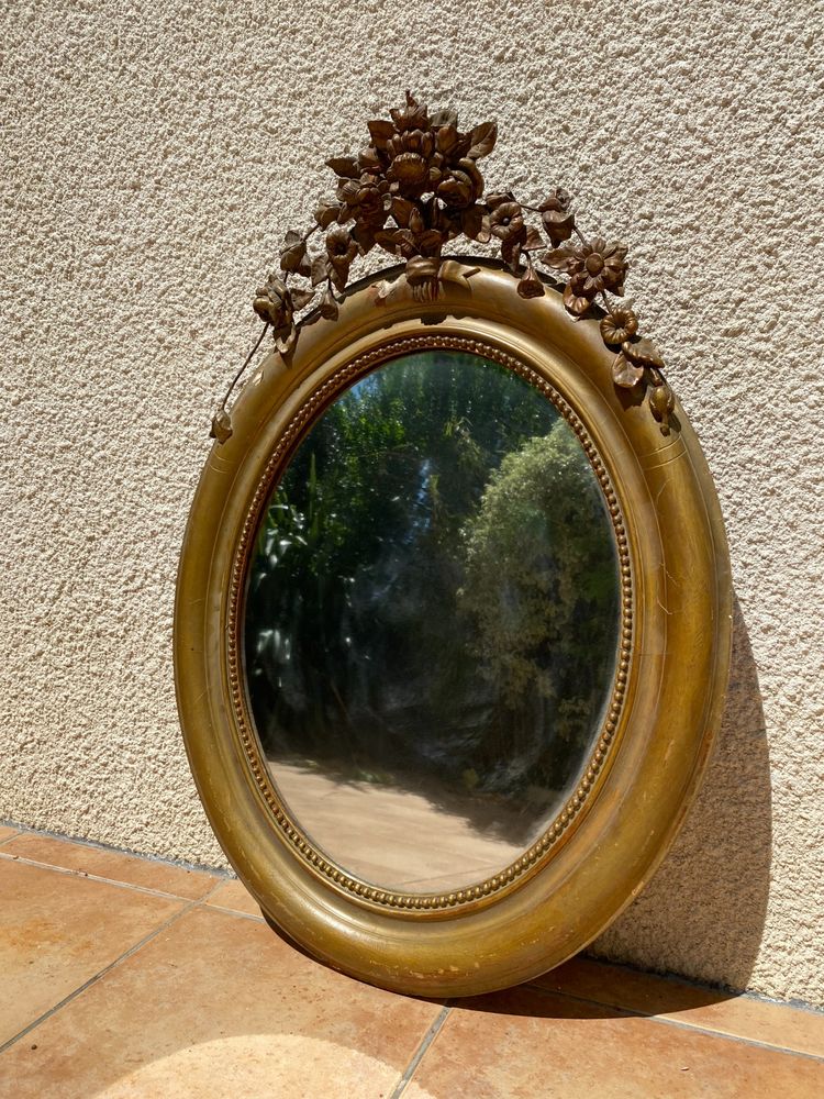 Miroir ovale à fronton fleuri en bois doré sculpté, époque Napoléon III – XIXᵉ siècle - 65x96 cm