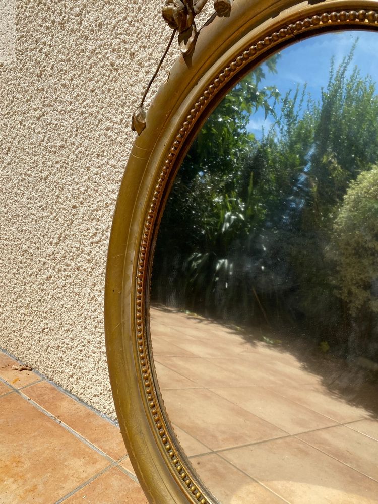 Miroir ovale à fronton fleuri en bois doré sculpté, époque Napoléon III – XIXᵉ siècle - 65x96 cm
