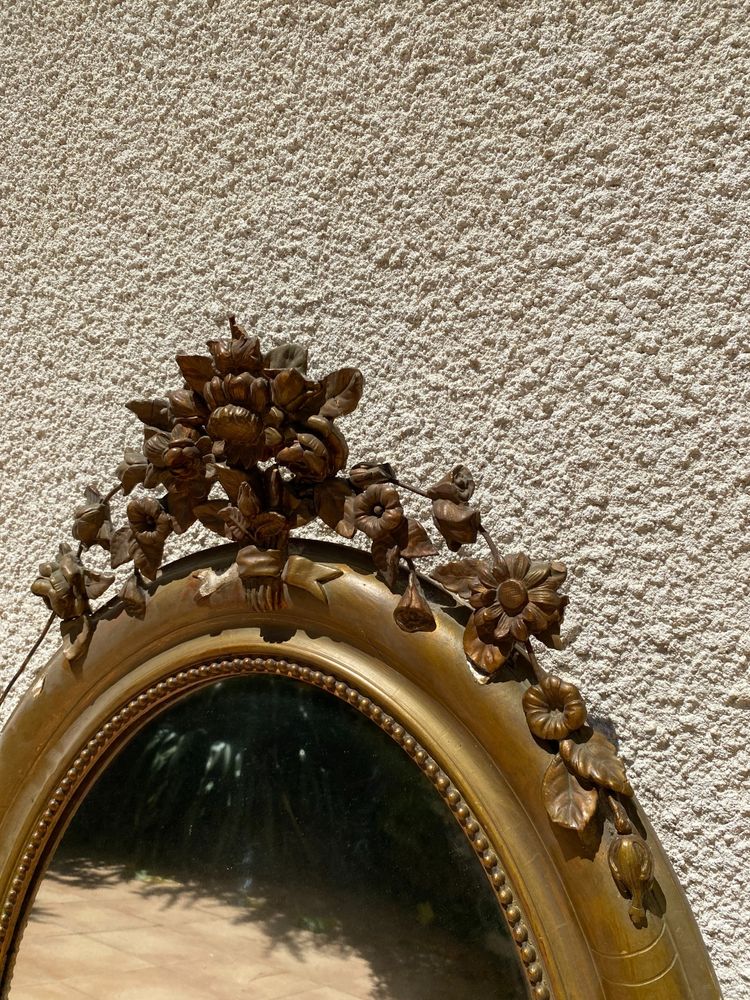 Miroir ovale à fronton fleuri en bois doré sculpté, époque Napoléon III – XIXᵉ siècle - 65x96 cm
