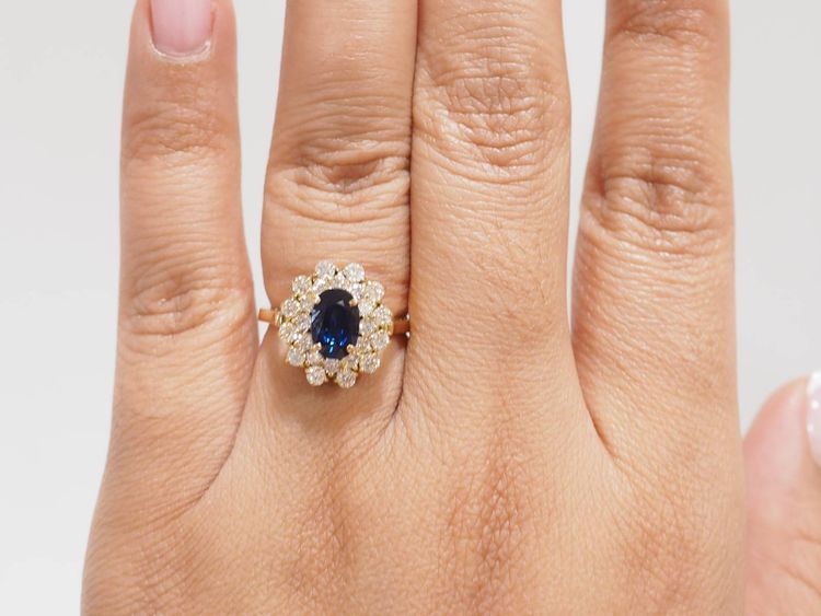 Bague double entourage en or jaune, saphir et diamants
