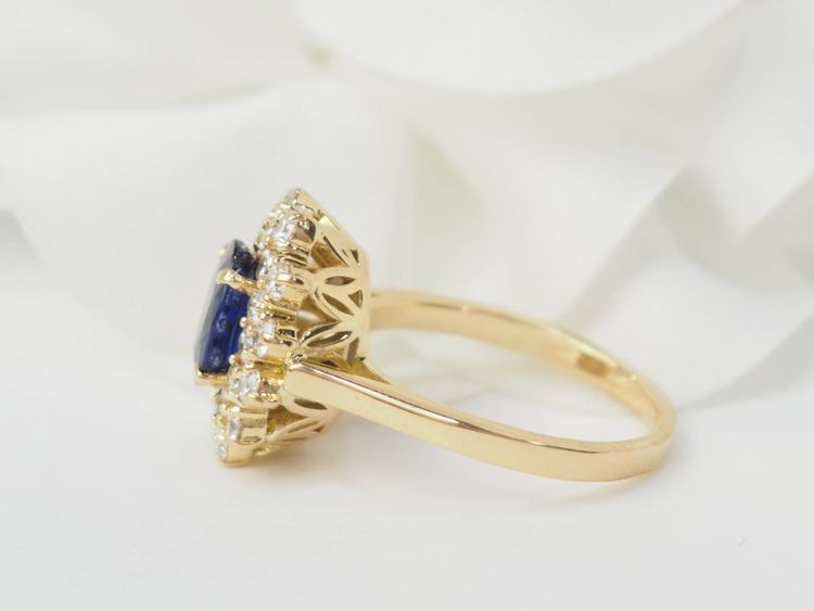 Bague double entourage en or jaune, saphir et diamants