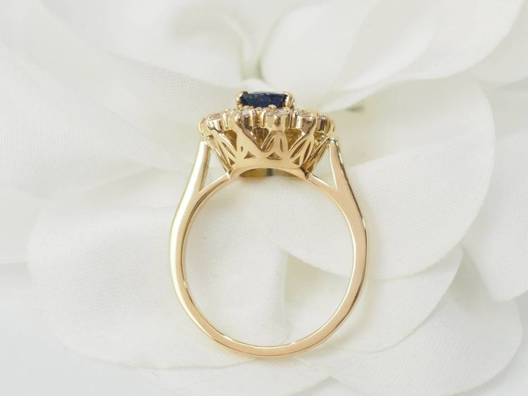 Bague double entourage en or jaune, saphir et diamants