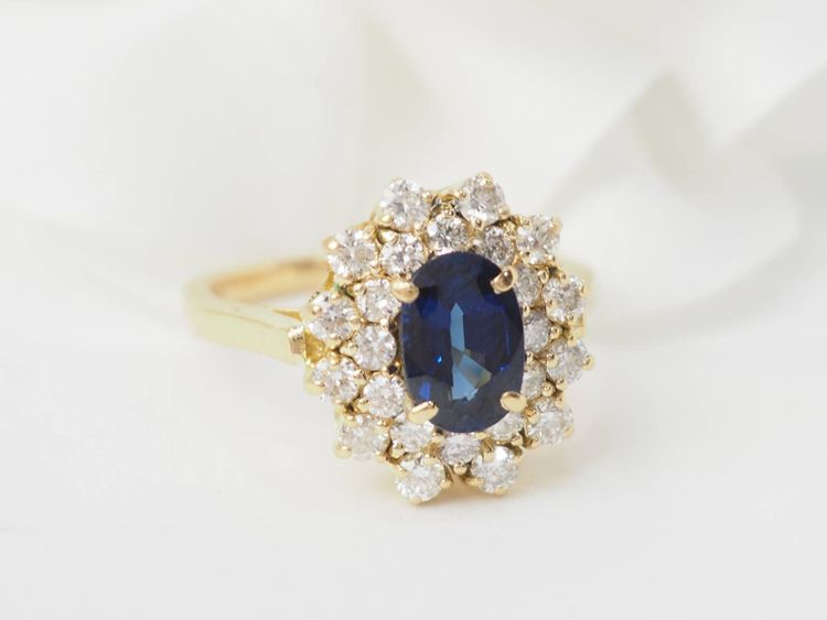 Bague double entourage en or jaune, saphir et diamants