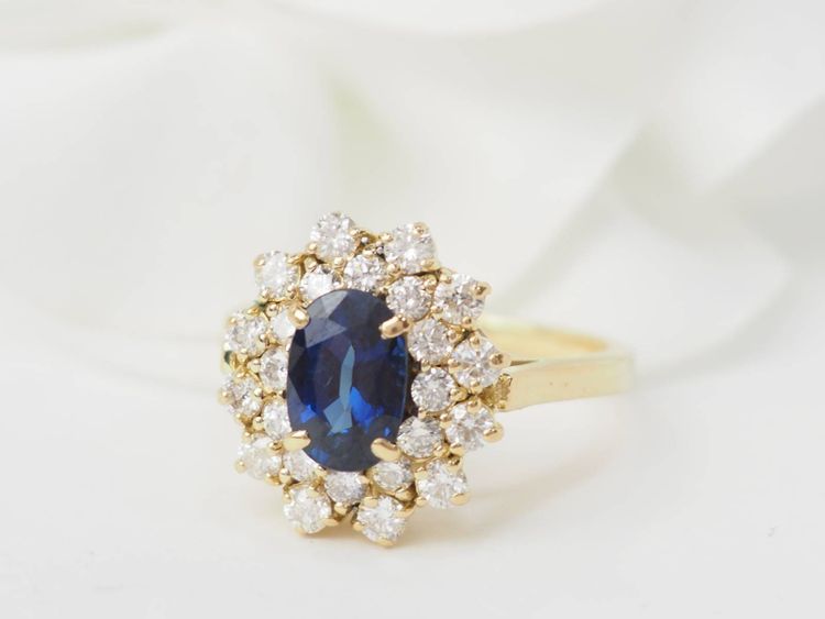 Bague double entourage en or jaune, saphir et diamants