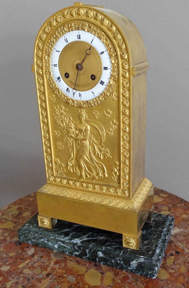 Neoklassizistischer Präsentationssockel für eine Empire-Pendeluhr aus meergrünem Marmor 23,5cm x 12cm